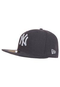 Gorra de béisbol negra con un logo bordado en blanco de los New York Yankees, visera plana y acabado texturizado. Incluye un parche con el logo en el lateral.