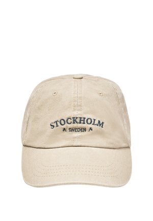 Beżowa czapka z daszkiem z wyszywanym tekstem "STOCKHOLM SWEDEN" na środku z przodu.
