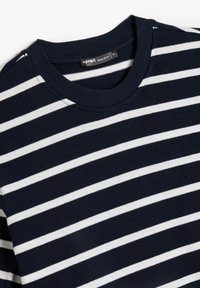 Mørkeblå sweatshirt med hvide vandrette striber, tekstureret strikstof, ribbet rund halsudskæring, label synlig indeni kraven, regular fit.