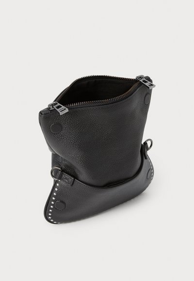 Schwarze Ledertasche mit strukturierter Oberfläche, einem Reißverschluss und silbernem Zubehör. Verfügt über ein dekoratives Sternmuster an der Seite.