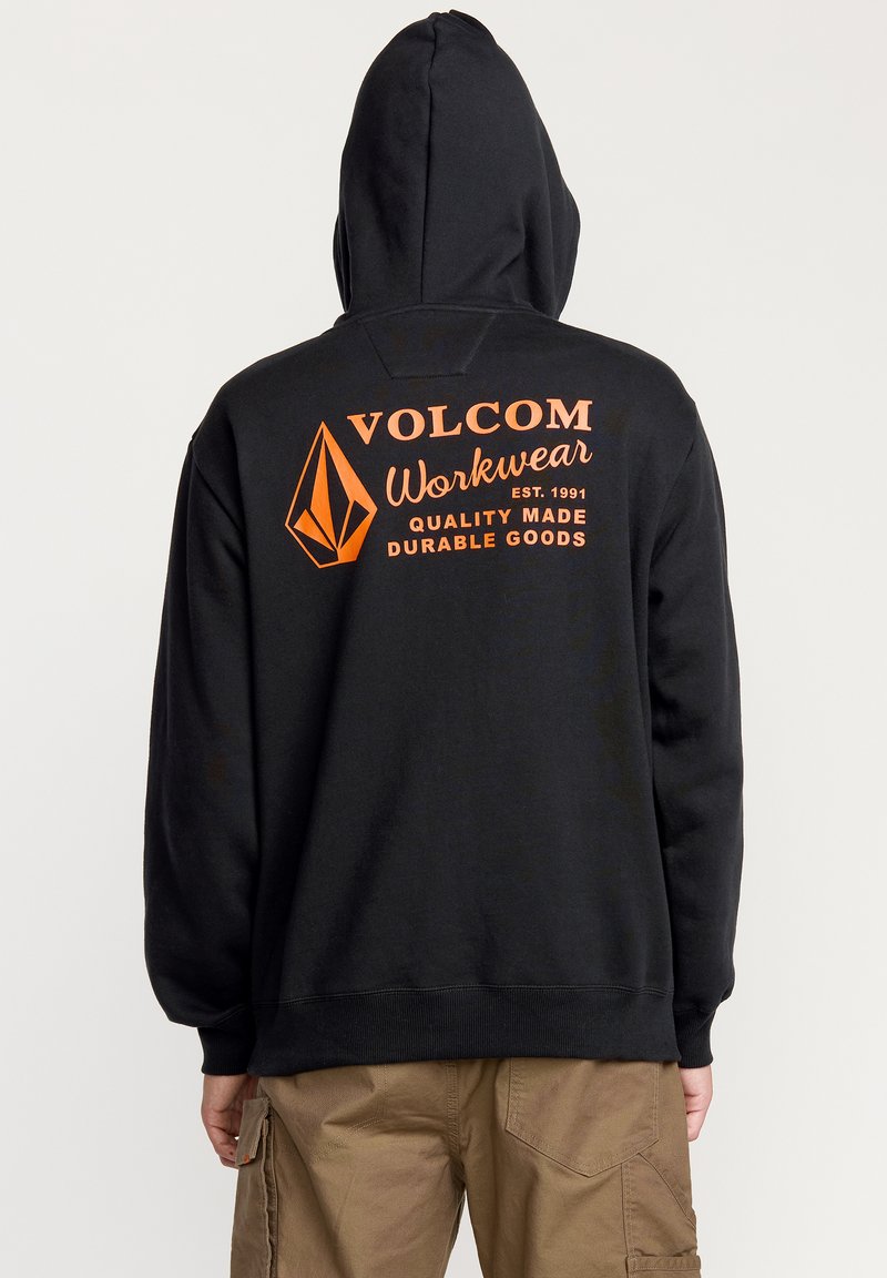 Sort hætte sweatshirt med et orange grafisk tryk på ryggen. Fremstillet af bomuld, har den ribkantede manchetter og kant. Minimalistisk design.