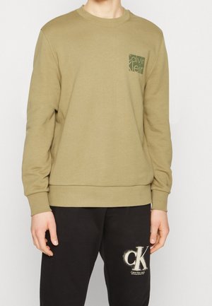 Sweatshirt vert olive clair avec un col rond, des poignets et un ourlet côtelés, comportant une poche avec le logo Calvin Klein en vert foncé.