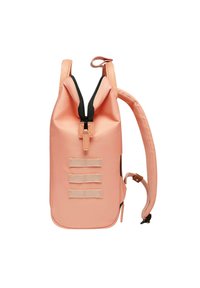 Zaino color pesco realizzato in materiale resistente. Presenta una chiusura superiore con zip, spallacci regolabili e tre anelli orizzontali in nylon.
