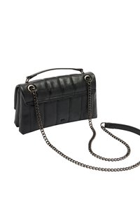 Czarna skórzana torebka z pikowanym wzorem, łańcuszkowym paskiem, górnym uchwytem i gładką teksturą. Posiada prostokątny kształt i subtelny detal z logo.