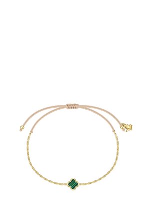 Guld kæde armbånd med justerbar beige snor, med en grøn firkløverformet stencharm og en lille gylden hjertecharm.