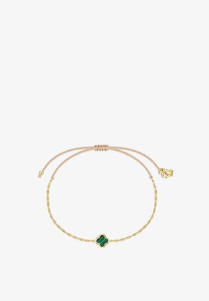 Guld kæde armbånd med justerbar beige snor, med en grøn firkløverformet stencharm og en lille gylden hjertecharm.