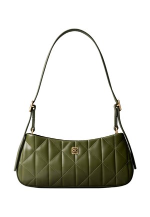 Olivengrønn quiltet lærveskepose med rektangulært gullfarget logoemblem og justerbare stroppspenner.