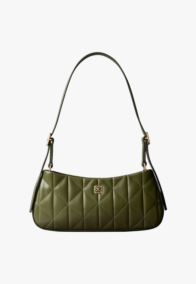 Olijfgroene gewatteerde leren schoudertas met een rechthoekige gouden logo-embleem en verstelbare gespjes aan de band.