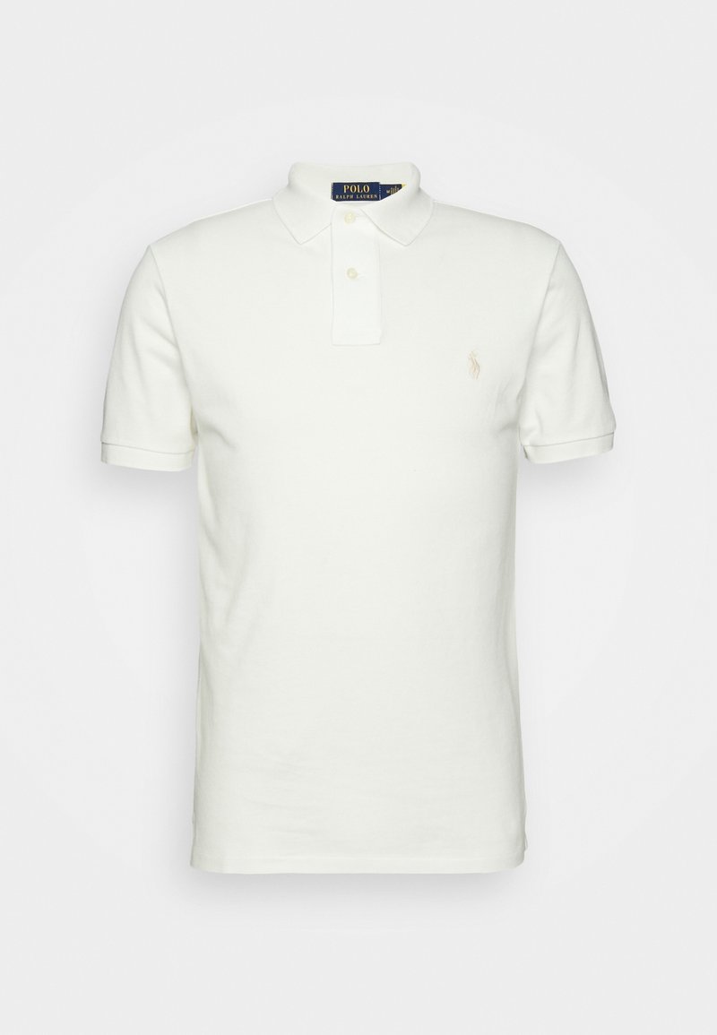 Vit pikétröja av bomull, med en tvåknappsslutning, vikta ärmar och en liten broderad logotyp på bröstet.