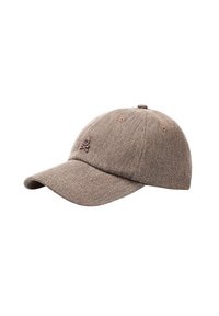 Gorra de béisbol de tela marrón con visera curva, textura sutil y un logotipo bordado de calavera y huesos cruzados en la parte frontal.