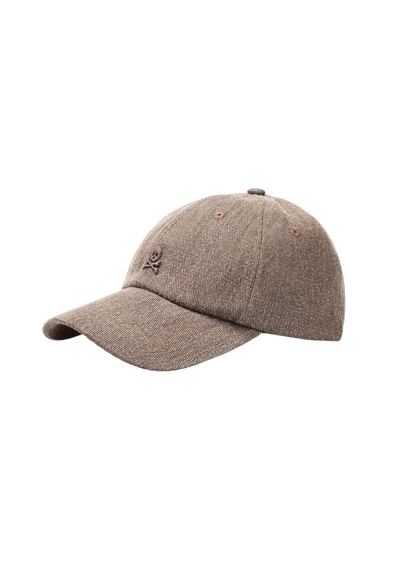 Gorra de béisbol de tela marrón con visera curva, textura sutil y un logotipo bordado de calavera y huesos cruzados en la parte frontal.