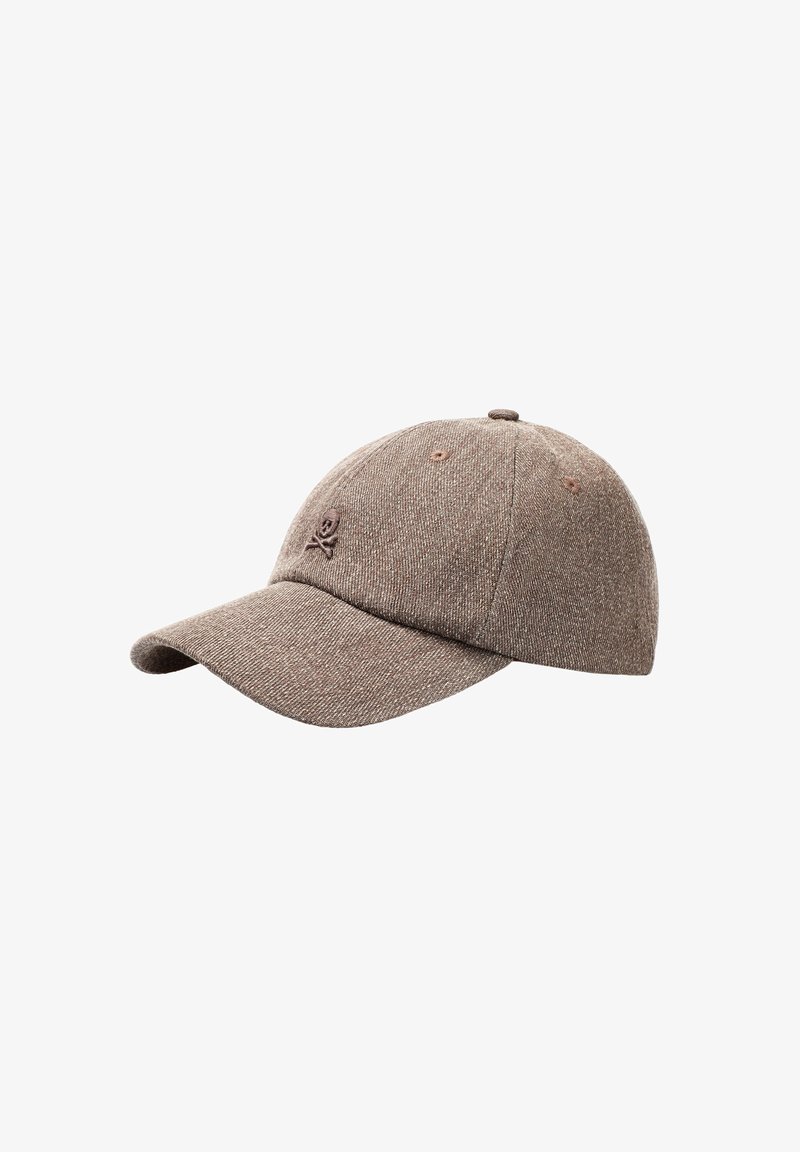 Gorra de béisbol de tela marrón con visera curva, textura sutil y un logotipo bordado de calavera y huesos cruzados en la parte frontal.