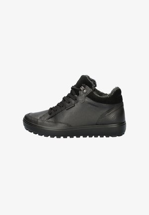 Zapatos altos de cuero negro con superficie texturizada, forro suave, punta redonda y suela de goma. Incorporan cordones y un zipper lateral para facilitar el uso.