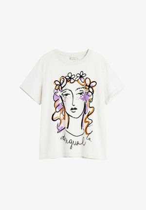 Chemise blanche à manches courtes avec un dessin stylisé d'un visage féminin, un bandeau floral, des accents violets et orange, et un texte en cursive en dessous.