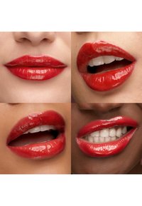 Vier Nahaufnahmen von Lippen verschiedener Frauen mit glänzendem rotem Lippenstift, die unterschiedliche Gesichtsausdrücke zeigen, darunter Lächeln und leicht geöffnete Münder.