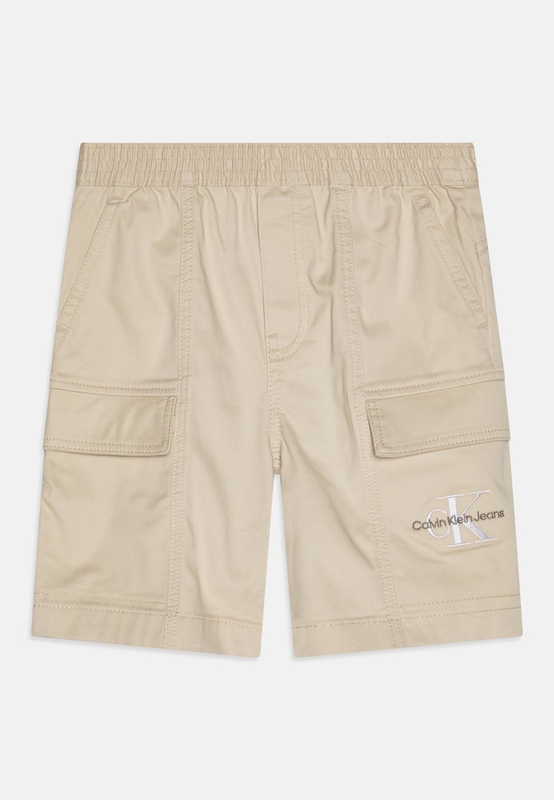 Beżowe krótkie spodenki typu cargo z elastycznym pasem, bocznymi kieszeniami, kieszeniami na patki oraz haftowanym logo Calvin Klein Jeans na lewej dolnej nodze.
