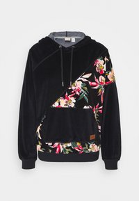 Niebieska bluza z kapturem z weluru, zdiagonalnym kwiecistym wzorem w różowe i zielone akcenty. Z przodu kieszeń i kaptur z troczkami.