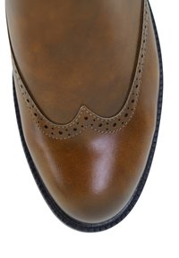 Braune Leder-Ankle-Boots mit glatter Oberfläche, gewellten Kanten und durchbrochenen Akzenten. Schwarze strukturierte Gummisohle für einen guten Halt.