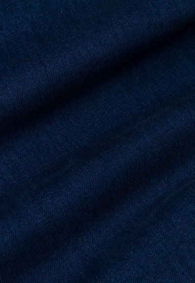 Tume sinine denim kangas, millel on sile tekstuur, sisaldab peeneid variatsioone ja keermikudumise mustrit. Kanga peal ei ole märgatavat riistvarat ega aktsente.