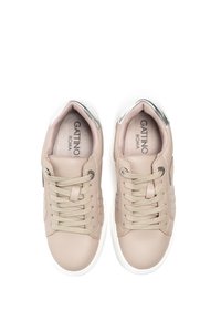 Béžové kožené tenisky s kulatou špičkou, kovově stříbrné akcenty na patě a světle béžovými tkaničkami přes měkkou vnitřní podšívku.