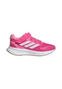 Baskets de sport rose avec une tige en mesh, accents blancs et une sangle à velcro. Équipées d'une semelle extérieure en caoutchouc texturé pour une meilleure adhérence.