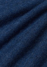 Dunkelblauer gestrickter Stoff mit glatter Textur, der feine Rippenmuster und leichte Schattierungsvariationen aufweist.