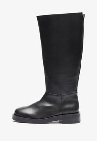 Bota de cuero negro hasta la rodilla con punta redonda, acabado suave, tacón bloque y cierre de cremallera en la parte posterior para facilitar su uso.