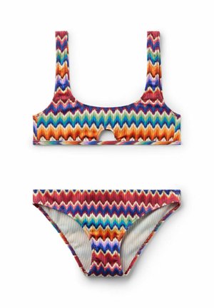 To-delt bikini med flerfarvet zigzag-mønster, der har en top med scoop-halsudskæring og frontudskæring samt matchende lavtsiddende underdel.