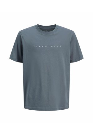 Szara bawełniana koszulka z okrągłym dekoltem i krótkim rękawem. Na środku klatki piersiowej znajduje się biały napis "JACK & JONES". Gładka tekstura.