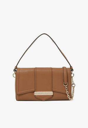 Barna bőrtáska strukturált kialakítással, láncos pánttal, arany színű fémalkatrészekkel és díszítő részletekkel az elején.