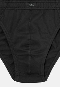 Schwarze Baumwollslips mit elastischem Bund, die eine genähte Nahtdetails und ein kleines s.Oliver-Logo-Tag auf der Rückseite aufweisen.
