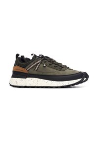 Zapatillas verde oliva con un diseño texturizado, que presentan acentos negros y una suela beige moteada. Incluye ojales de metal y cierre con cordones.