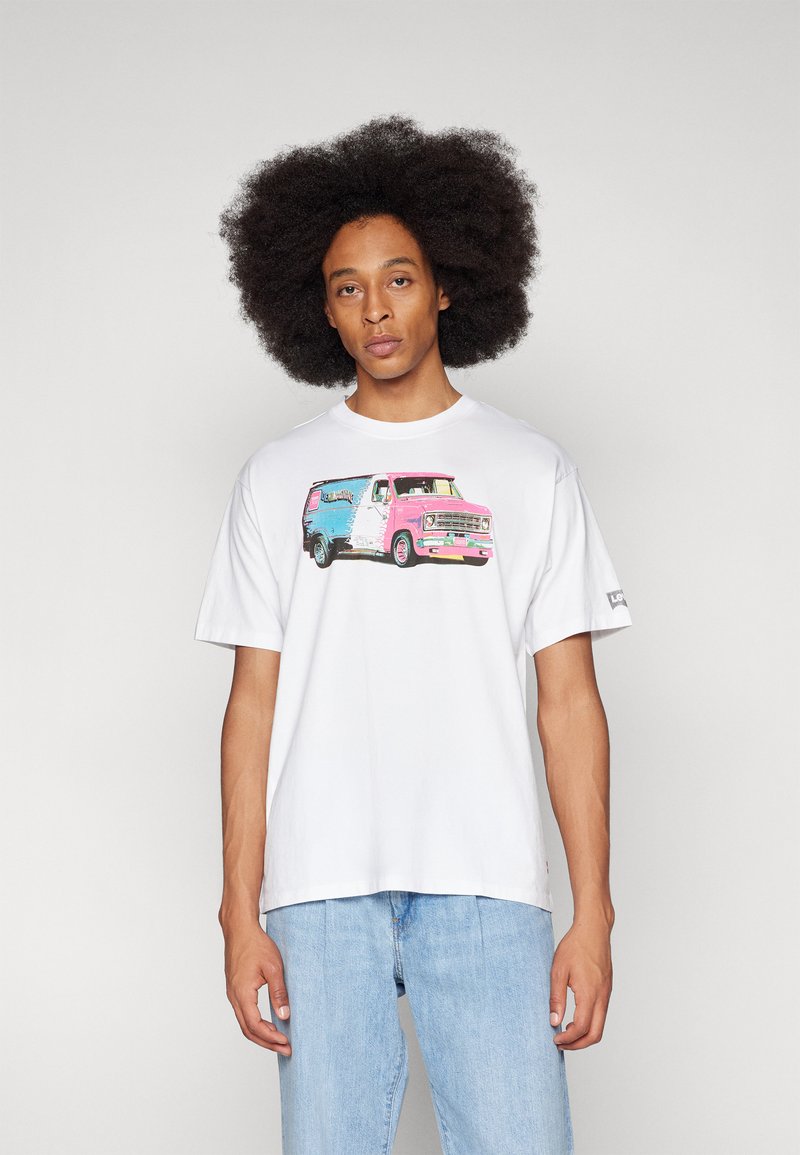 Tricou alb din bumbac, cu un grafic colorat ce reprezintă o dubiță vintage în nuanțe de albastru și roz. Croială lejeră, cu mâneci scurte și guler rotund.