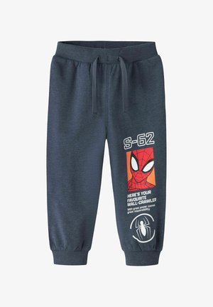 Ciemnoniebieskie dziecięce spodnie dresowe z grafiką twarzy Spider-Mana, wzorem pajęczyny, tekstem i emblemą pająka na prawej nodze. Elastyczna talia i ściągacze.