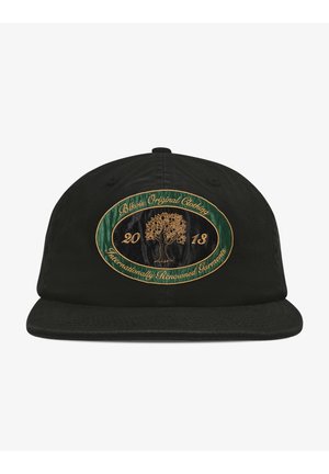 Zwarte pet met platte klep met een groene en gouden ovale patch met een boom en tekst "Bkwis Original Clothing 2013 Internationally Renowned Garments."