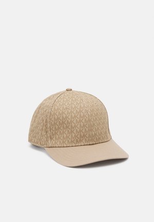 Beige baseballkasket med gentaget vævet "MK" logo mønster, struktureret krone og buet skygge vist på en ensartet lys baggrund.