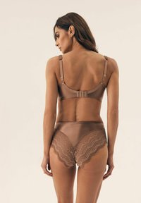 Braun satin Lingerie-Set mit einem glatten BH mit verstellbaren Trägern und passenden hochgeschnittenen Höschen, die mit Spitzenverzierungen geschmückt sind.