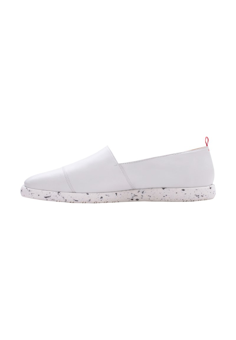 Scarpa slip-on in pelle bianca con superficie liscia, punta rotonda e suola in gomma maculata. Presenta un occhiello rosso sul tallone.