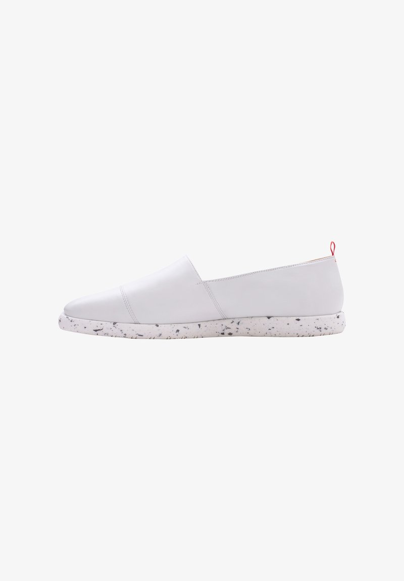 Weiße Leder-Slipper mit glatter Oberfläche, abgerundeter Zehenpartie und gesprenkelter Gummisohle. Mit einem roten Zugband an der Ferse.