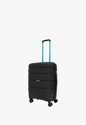 Valigia rigida nera con strisce orizzontali testurizzate, maniglia blu retrattile e quattro ruote nere per la mobilità. Dettaglio della zip chiusa visibile.