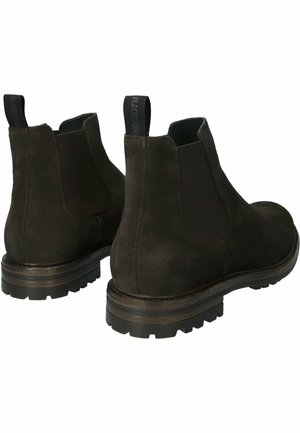 Botas Chelsea de ante marrón oscuro con paneles laterales elásticos y tiradores. Suela de goma con una superficie texturizada para mayor tracción.