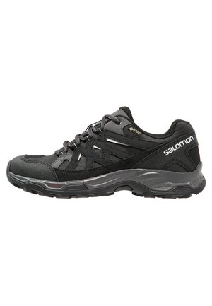 Czarno-szare buty trekkingowe Salomon z sznurowaniem z przodu, wytrzymałą podeszwą oraz metką Gore-Tex z boku zapewniającą wodoodporną ochronę.
