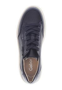 Zwarte leren sneaker met veters en zijrits, witte zool en "Gabor" branding op beige binnenzool.