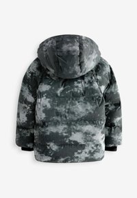 Padded bunda v čiernom a šedom maskáčovom vzore. Obsahuje kapucňu, prešívaný dizajn a elastické manžety. Materiál sa zdá byť textúrovaný.