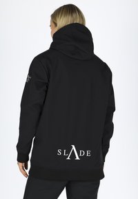 Felpa nera con cappuccio e vestibilità rilassata, con logo bianco "SLADE" sul retro. Tessuto liscio, polsini e orlo a costine.