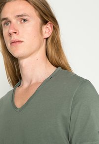 Replay T-shirt básica - castor grey