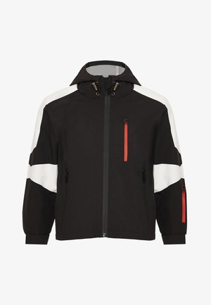 Czarna kurtka z białymi i czerwonymi akcentami, z kapturem, zamek błyskawiczny z przodu oraz wieloma kieszeniami na zamek; gładka faktura, sportowy design.
