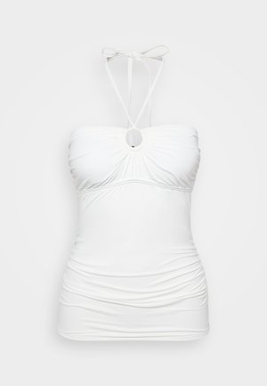 Haut de tankini blanc avec liens à nouer au cou, tissu froncé, accent en forme de clé au niveau de la poitrine et matériau texturé et extensible.
