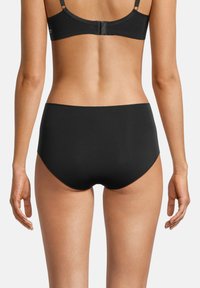 Hoch taillierte schwarze Unterwäsche mit einer glatten Textur, nahtlosem Design und einfachem elastischem Bund, von hinten gezeigt.