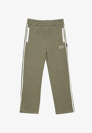 Zöld melegítőnadrág, gumis derékkal, oldalsó zsebekkel és fehér csíkokkal az oldalán. Nyomtatott szövege: "TILTVA SZOCIÁLIS KLUB."